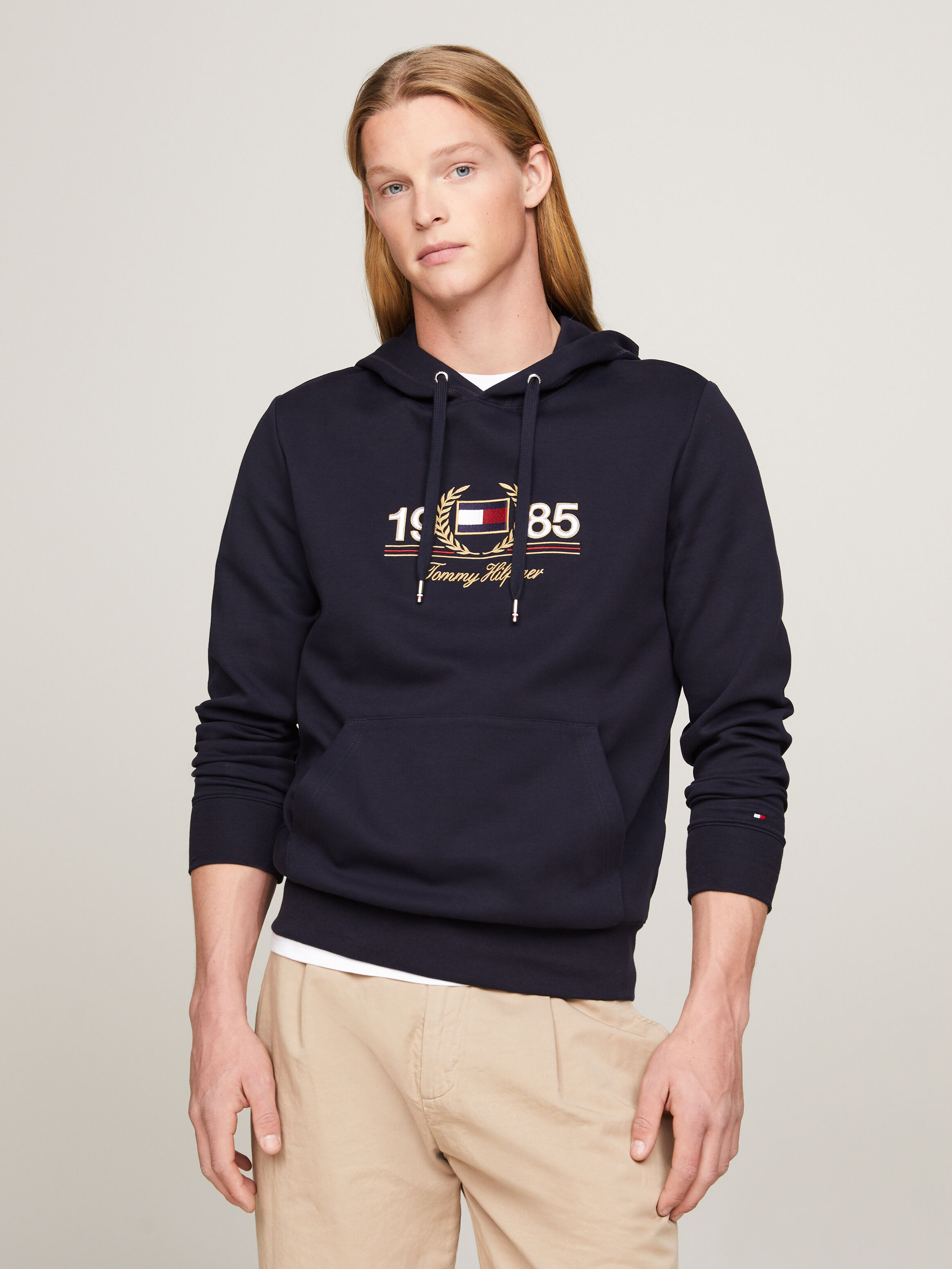 Tommy hilfiger chest logo sweatshirt discount