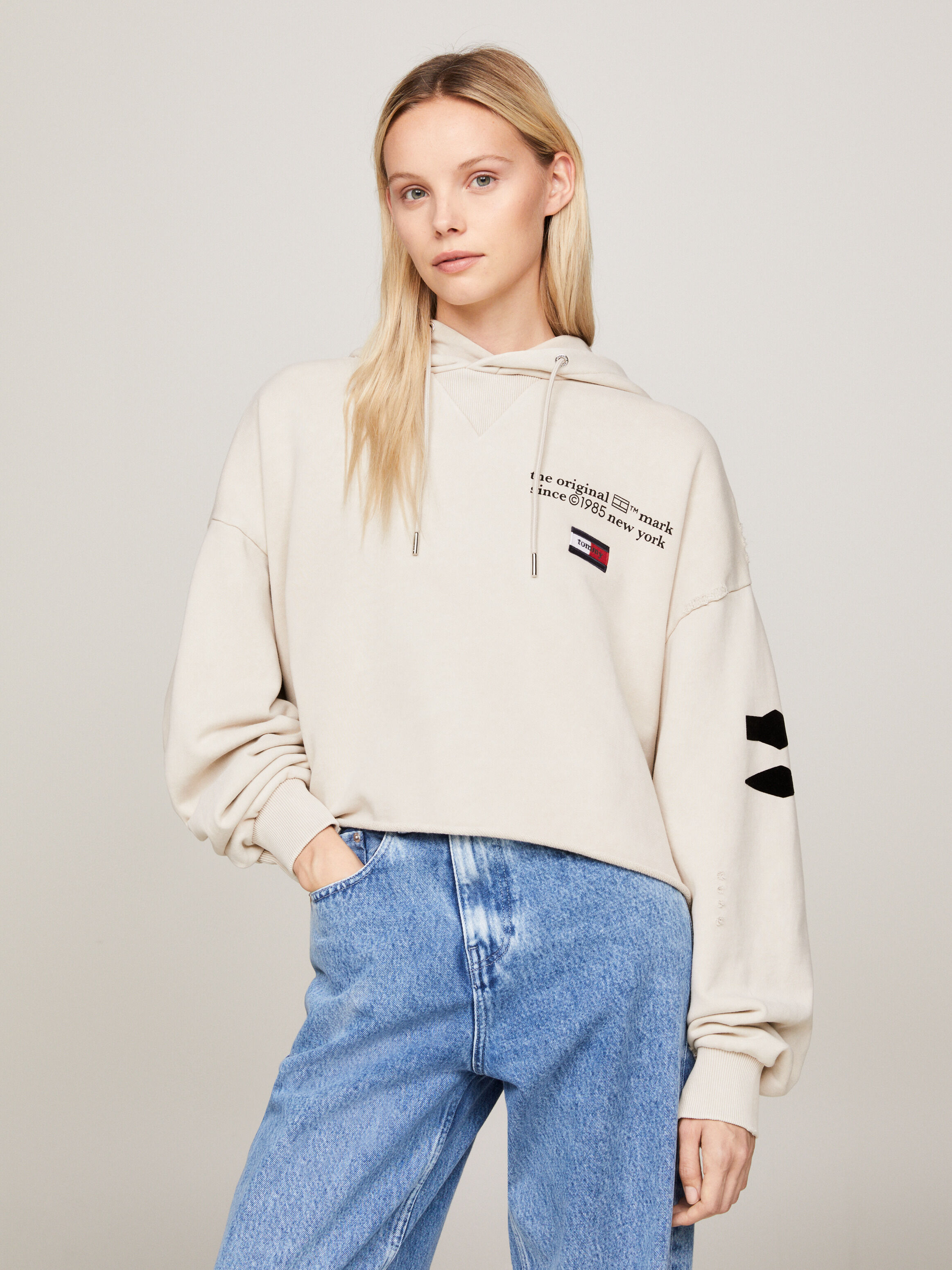 Tommy jeans shop boyfriend logo hoodie