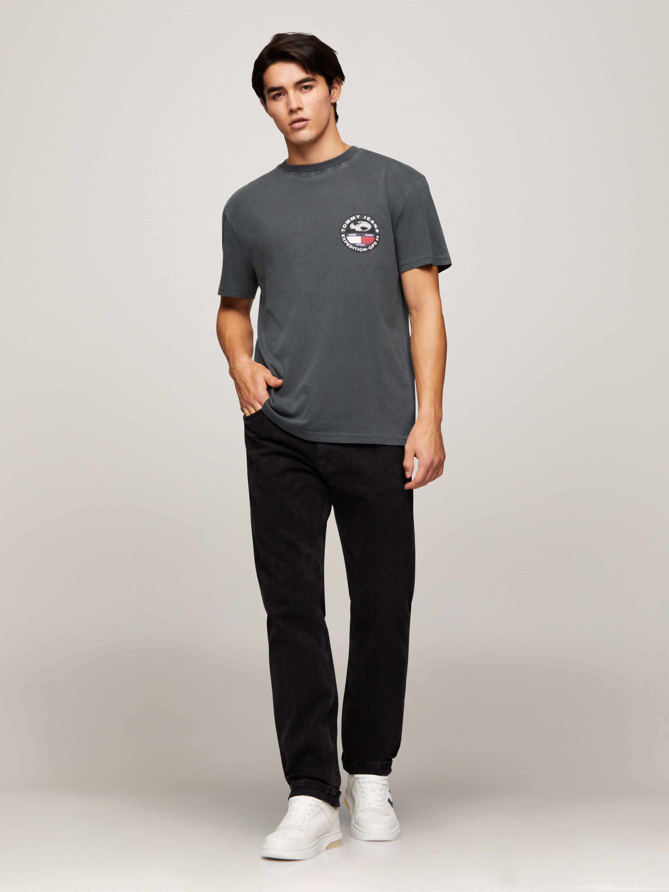 Tommy hilfiger graphic tees outlet