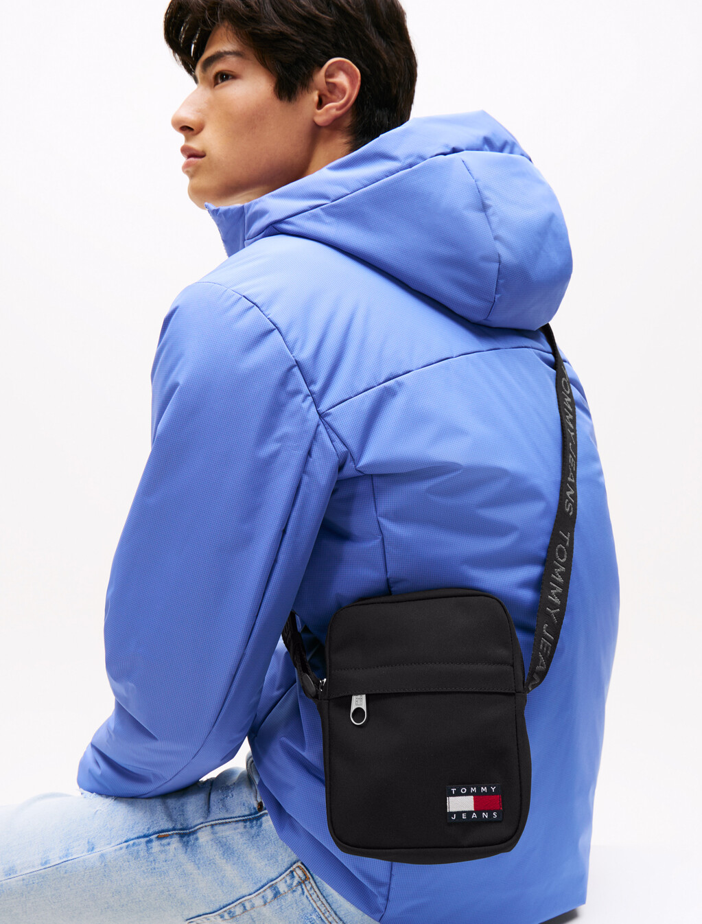 Essential 標誌斜肩記者包, Black, hi-res