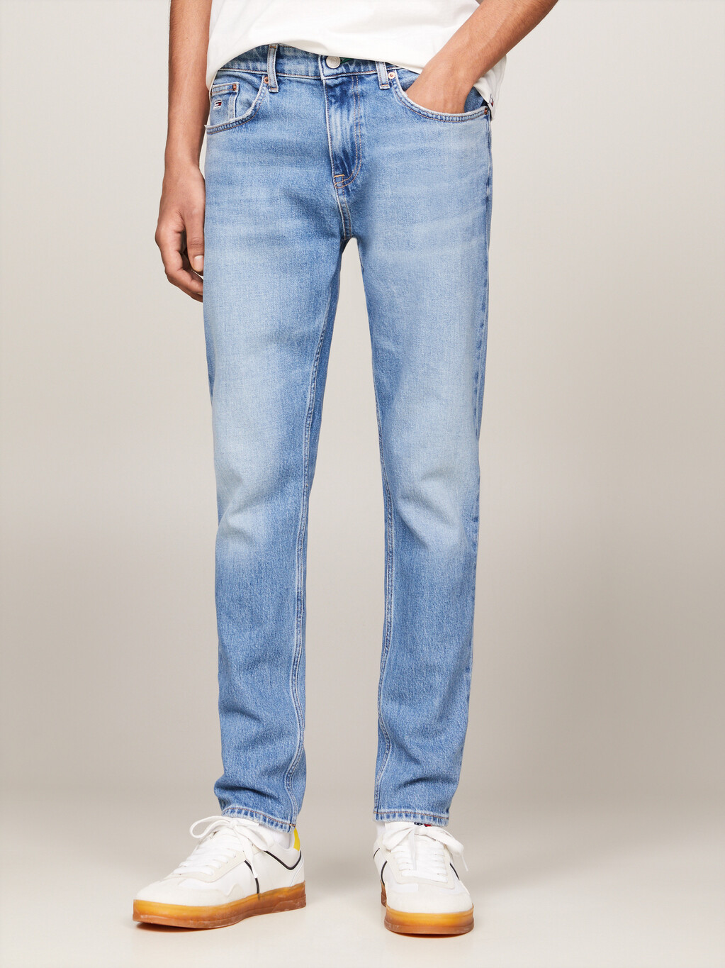 Classic Austin Slim Tapered Jeans, Denim Light, hi-res