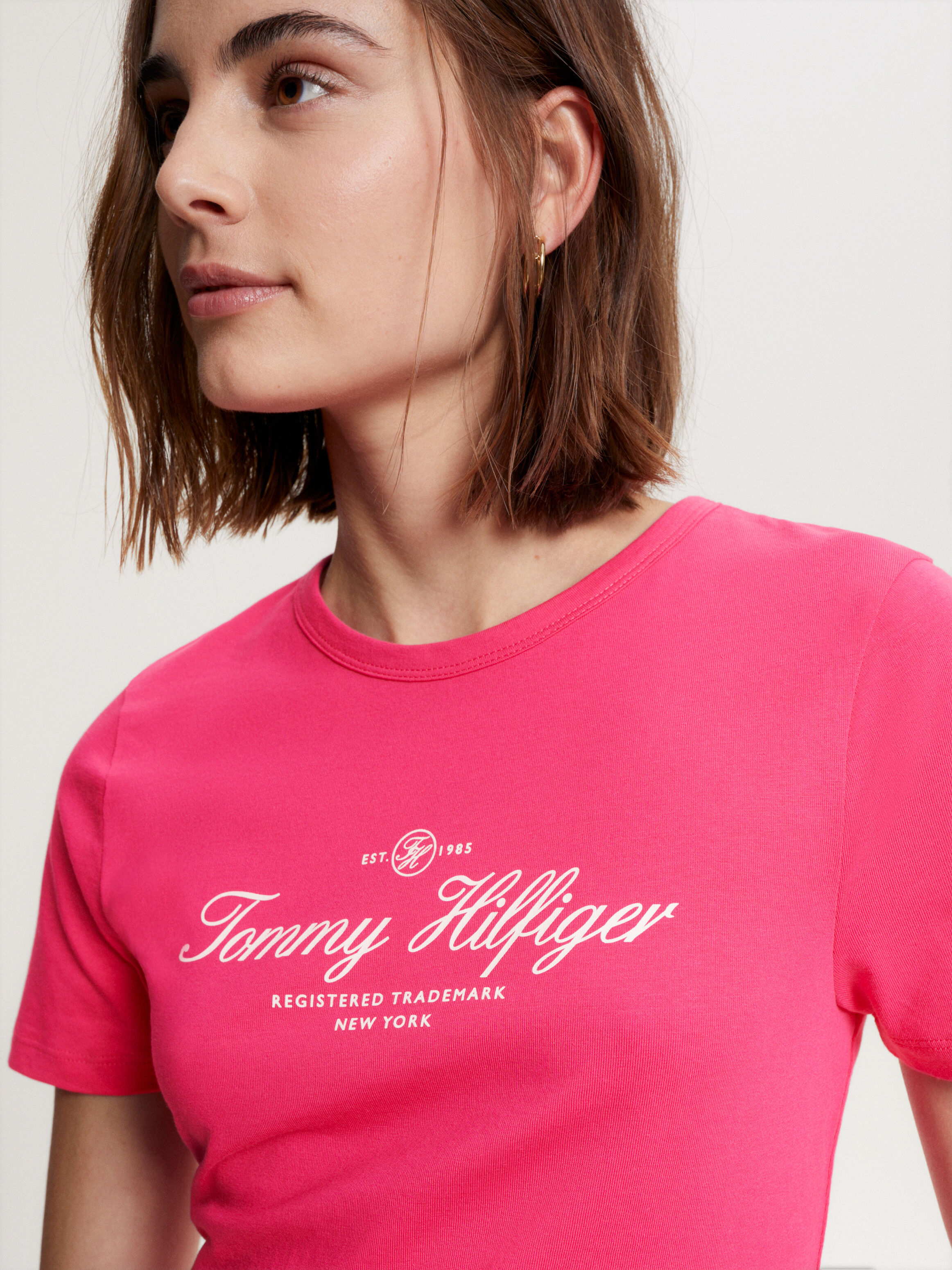Tommy hilfiger signature best sale logo t shirt