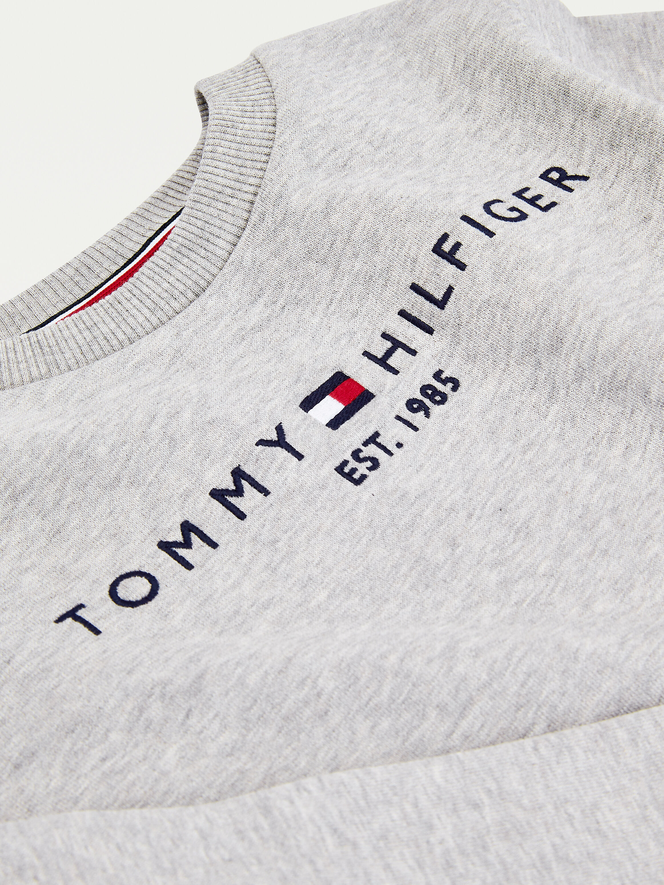 Tommy hilfiger discount essential logo sweatshirt