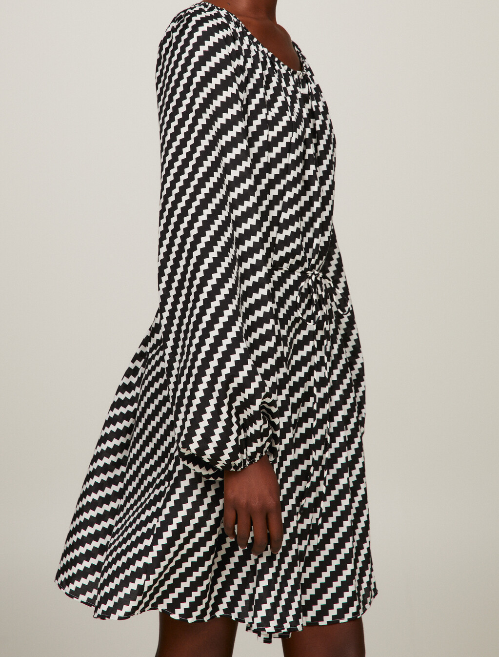 鋸齒狀印花寬鬆及膝連身裙, Zig Zag Print/ Whte Base, hi-res