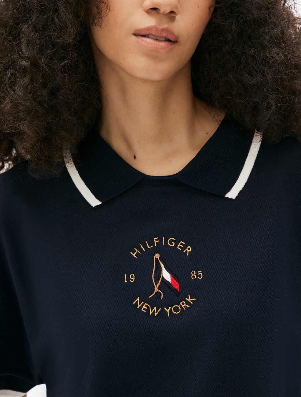 動感旗幟刺繡圓領 Polo 衫, Dark Night Navy, hi-res