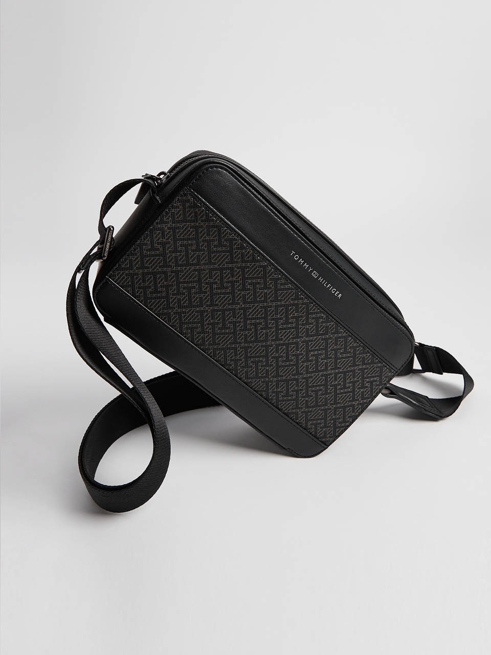 Tommy hilfiger messenger bag mens on sale
